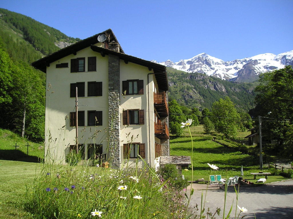 Mont Gele Hotel Ollomont Eksteriør billede