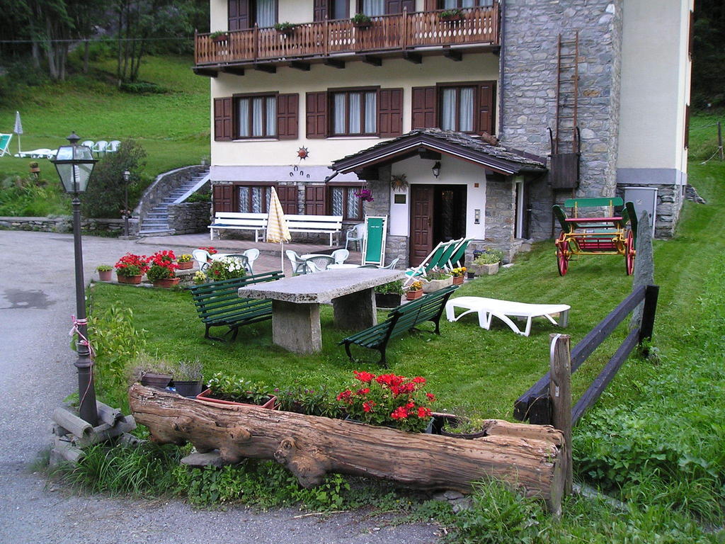 Mont Gele Hotel Ollomont Eksteriør billede